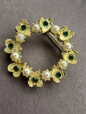 Elegant Gold and Pearl Brooch